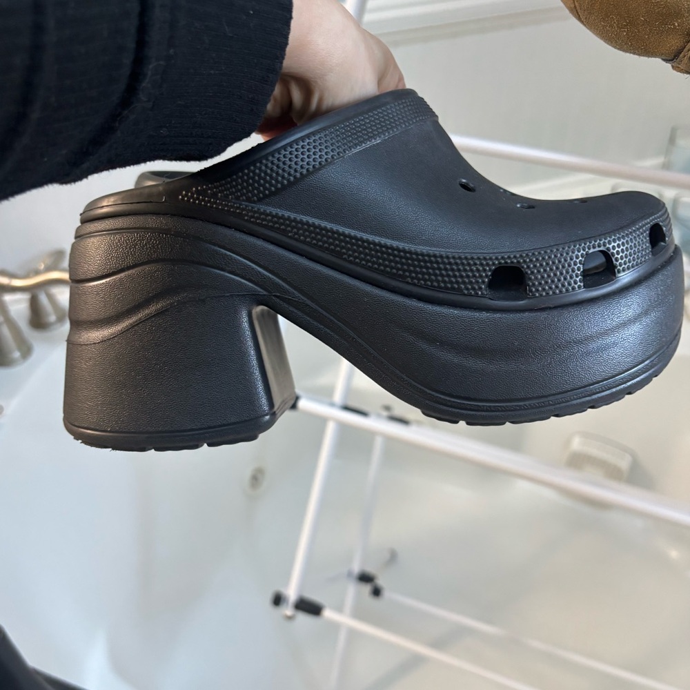 Women's Black Siren Platform Crocs Size 8 (size 6 men’s) - they look brand new!